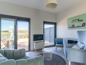 TV - Beautiful renovated 2-bed apartment 200m from the ocean with terrace and private parking (Mimizan)