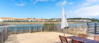 Beautiful renovated 2-bed apartment 200m from the ocean with terrace and private parking
