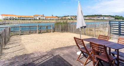 Beautiful renovated 2-bed apartment 200m from the ocean with terrace and private parking