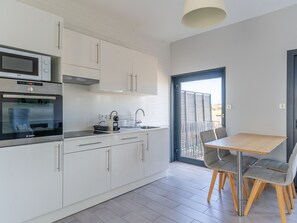 Fridge, microwave, oven, stovetop - Beautiful renovated 2-bed apartment 200m from the ocean with terrace and private parking (Mimizan)