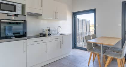 Wunderschöne renovierte 3-Zi. Wohnung 200m vom Meer mit Terrasse und Privatparkplatz
