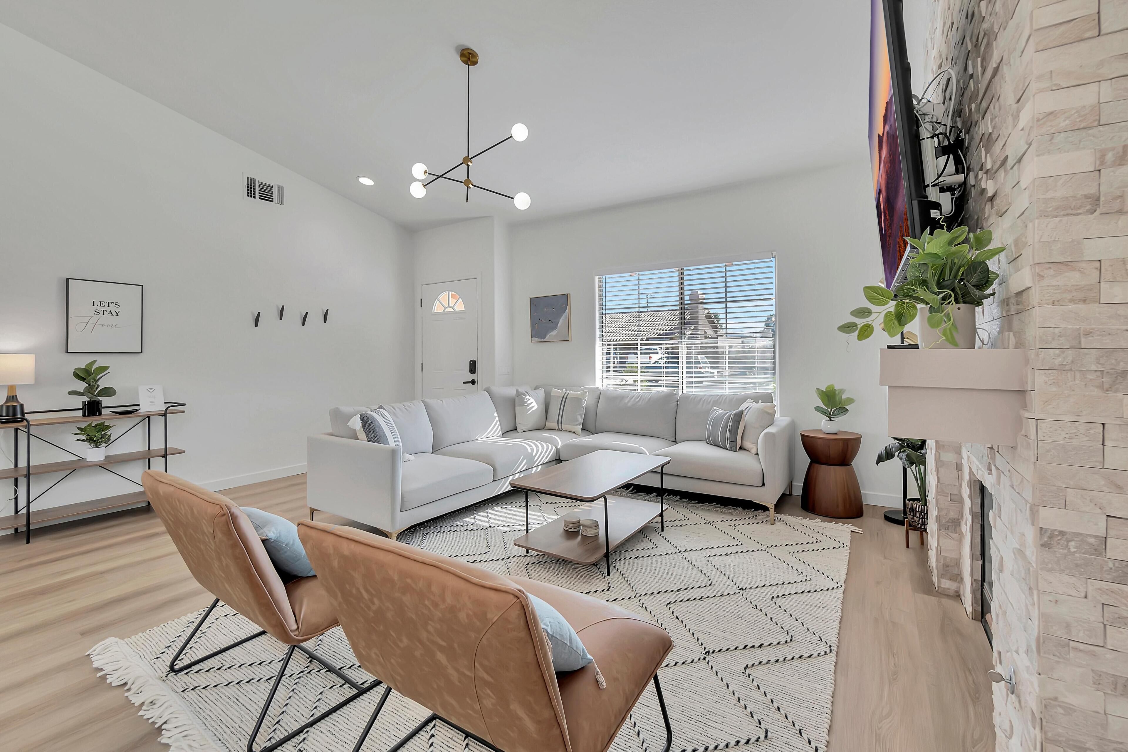 Newly Decorated, Beautifully Designed, Desert Pool Home near festivals