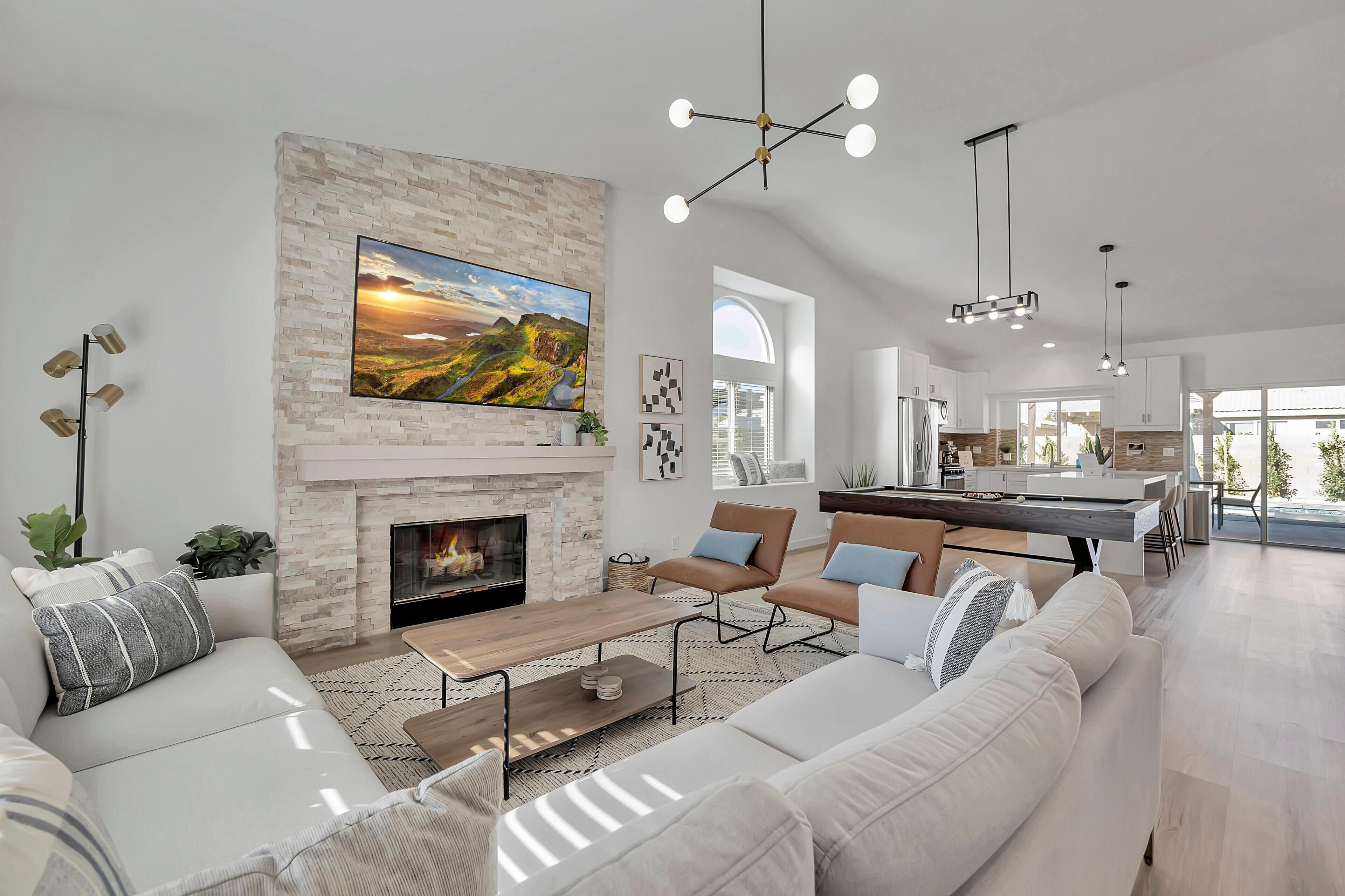 Newly Decorated, Beautifully Designed, Desert Pool Home near festivals