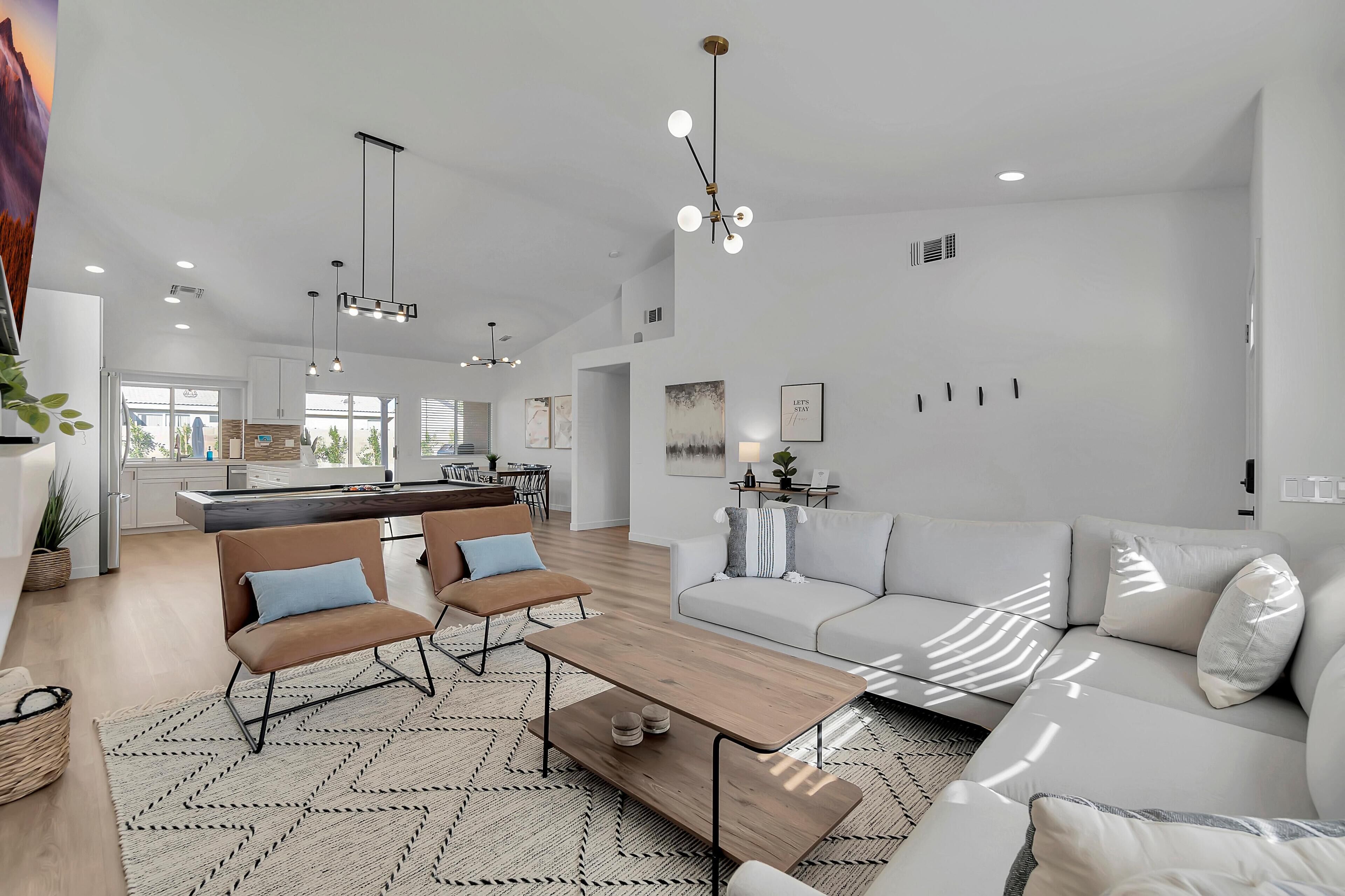 Newly Decorated, Beautifully Designed, Desert Pool Home near festivals