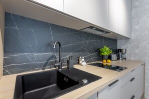 Frigorífico, microondas, placa de cocina y lavavajillas