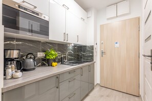 Kühlschrank, Mikrowelle, Herdplatte, Wasserkocher mit Kaffee-/Teezubehör