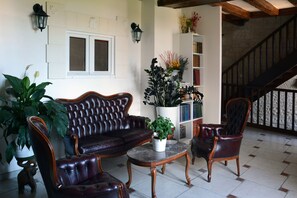 Unclassified image, 4 of 8, button