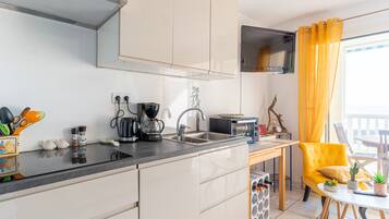 Micro-ondes, plaque de cuisson, lave-vaisselle, cafetiĂšre/bouilloire