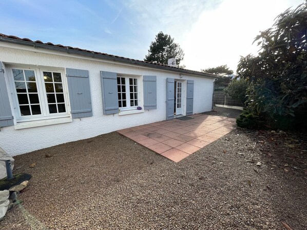 Property grounds - Charming House near Flandre Dunkerque Beach, with Garden, BBQ, and Free WiFi (La Tranche-sur-Mer)