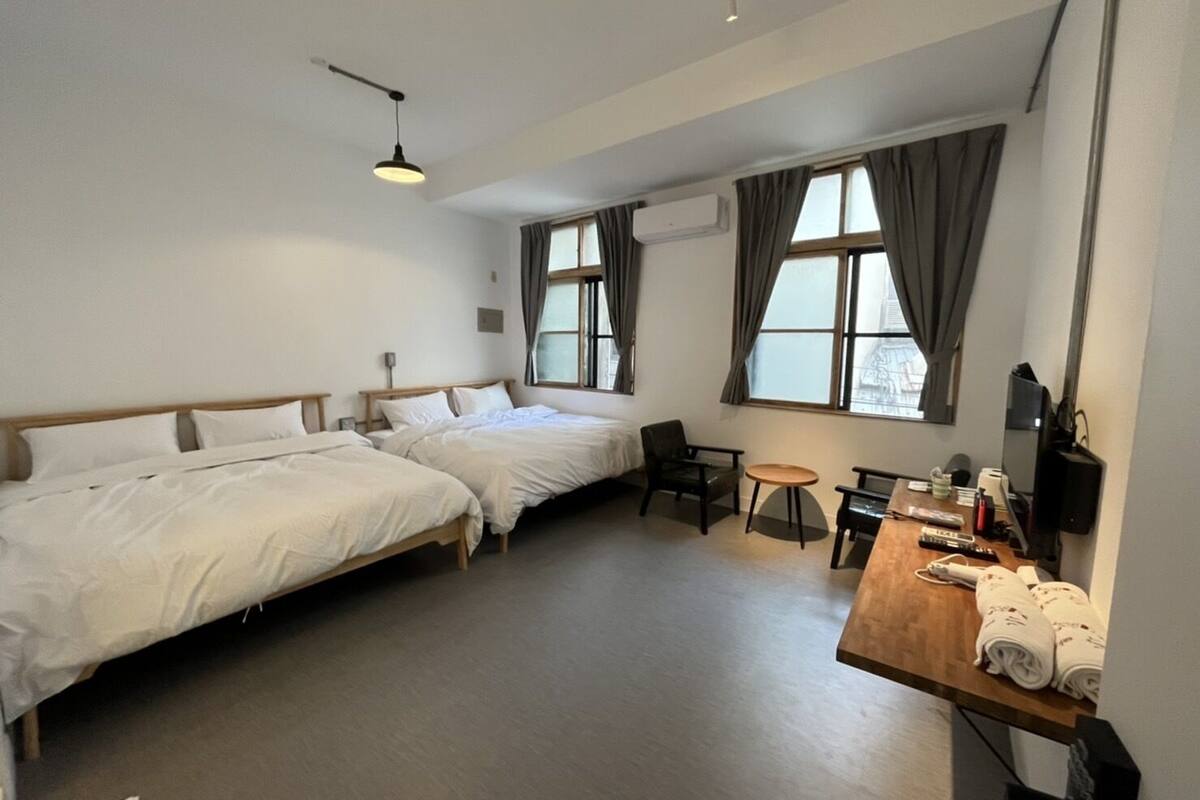 Down duvets, desk, free WiFi