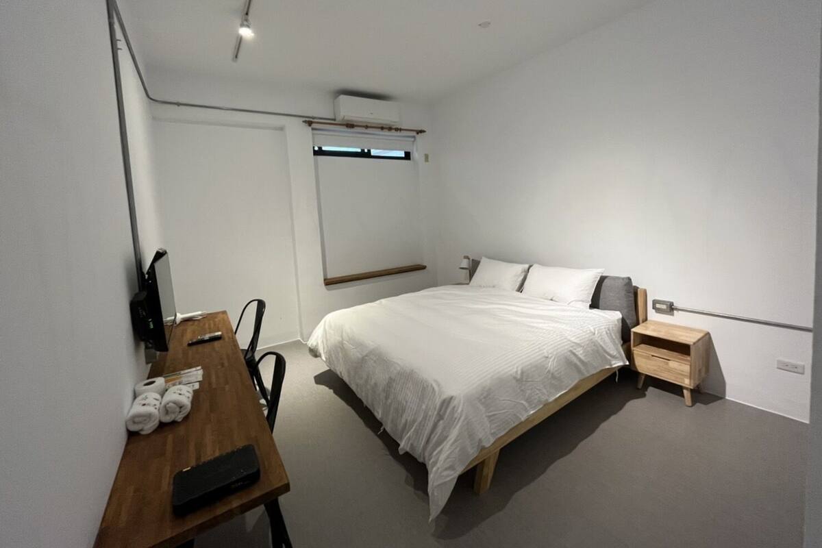 Down duvets, desk, free WiFi