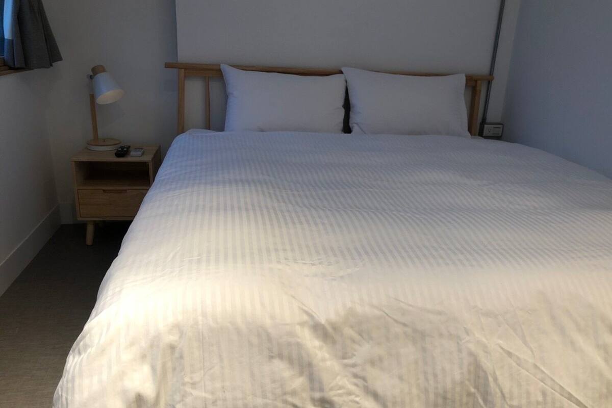 Down duvets, desk, free WiFi