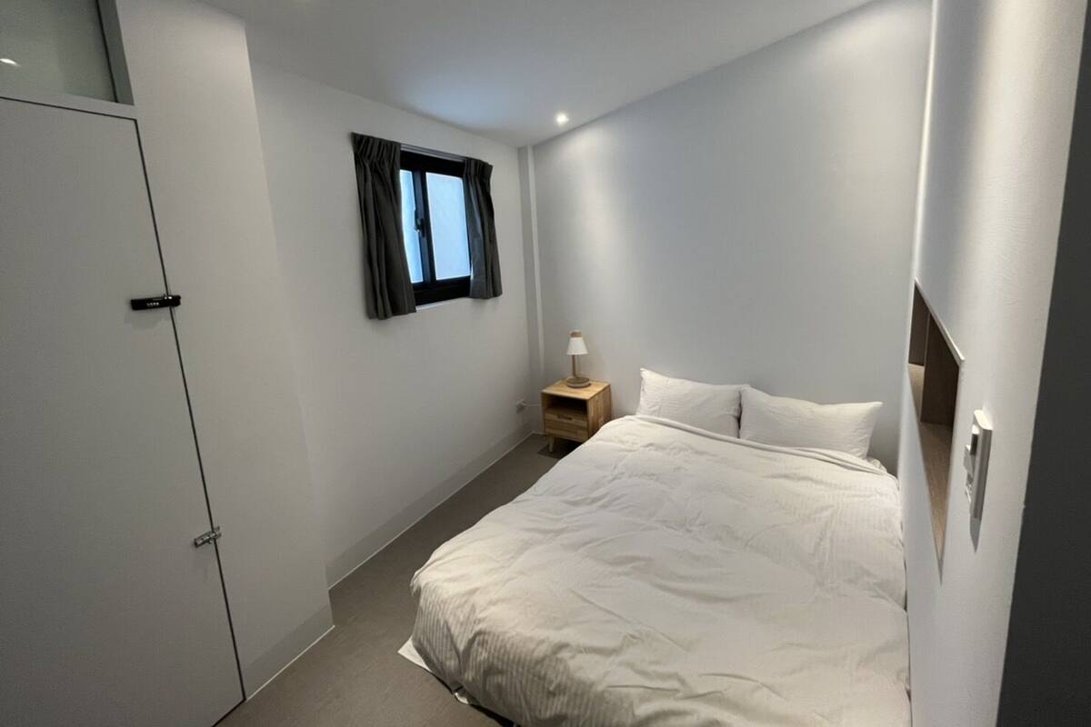 Down duvets, desk, free WiFi