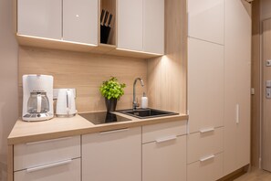 ثلاجة، ميكروويف، موقد طهي مسطح، غسالة أطباق