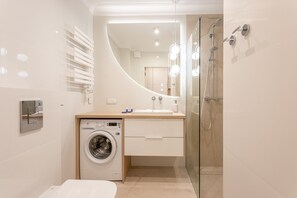 Shower, hair dryer, towels, soap - Vacation apartment by the sea, vacation on the island of Usedom, Apartment MATEJKI 3 (Swinoujscie)