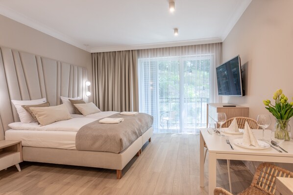 مكتب ومكواة/لوح كي وواي فاي مجانًا وملاءات أسرّة