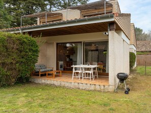 Outdoor dining - Charming 3-Star House for 6 with Garden, BBQ, and Parking near Forest and Ocean (Mimizan)