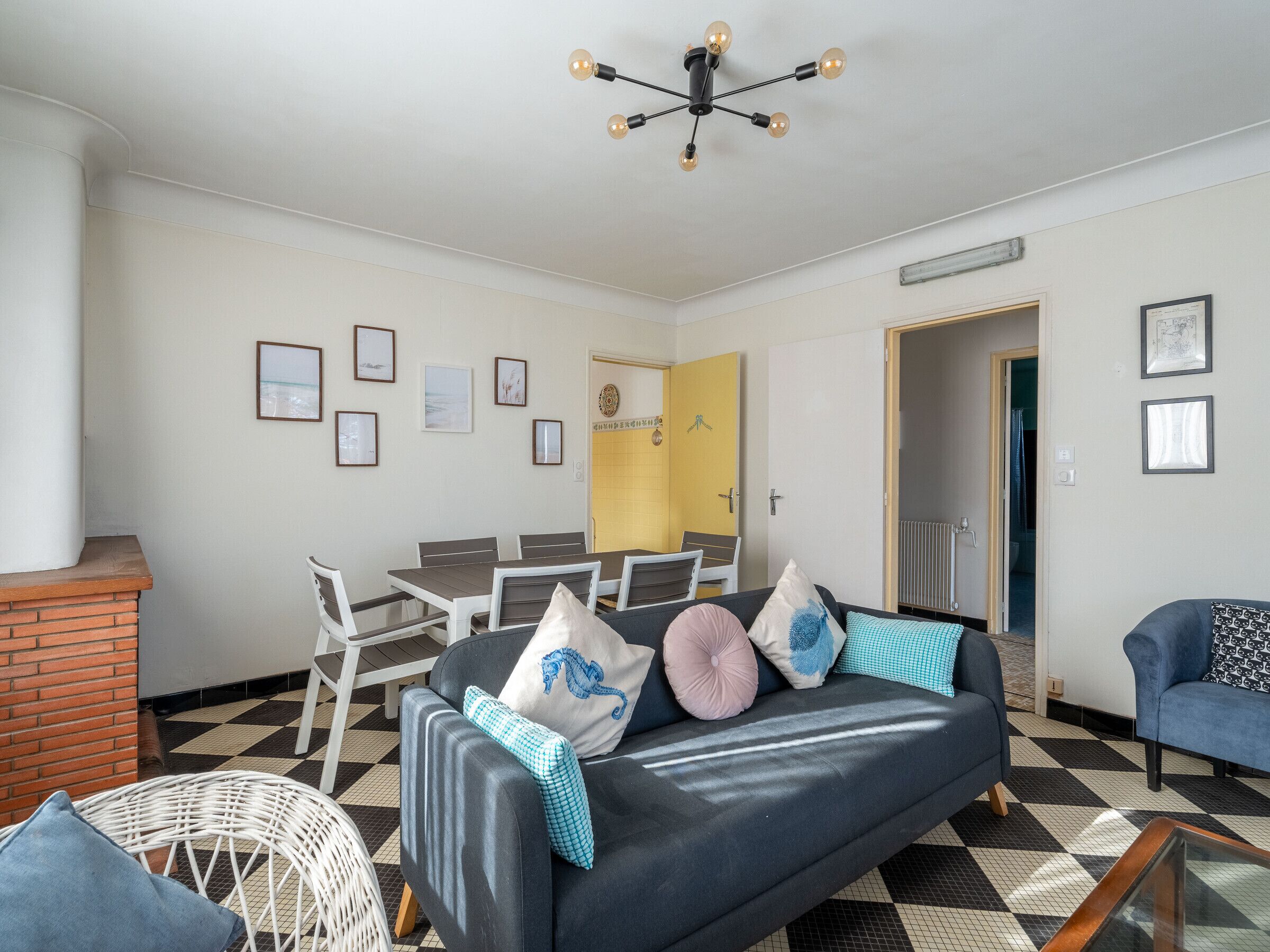 تلفزيون بشاشة مسطحة