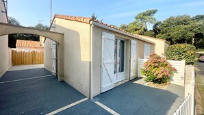 Un petit bâtiment d’un seul étage, doté d’un toit en tuiles, d’une entrée fermée par un portail et d’une antenne parabolique.