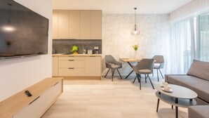 Un espacio habitable moderno con cocina, comedor y zona de estar.
