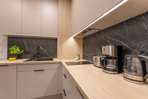 Kühlschrank, Mikrowelle, Herdplatte, Geschirrspüler