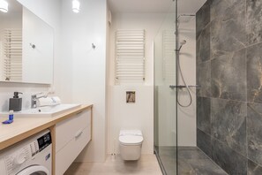 Dusche, Haartrockner, Handtücher, Seife