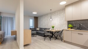 Ein modernes Wohnzimmer mit einer Couch, einem Couchtisch und einem Essbereich.