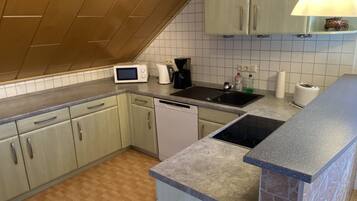 Kühlschrank, Mikrowelle, Herdplatte, Geschirrspüler