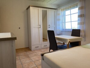 2 chambres, fer et planche à repasser, lit de bébé portatif
