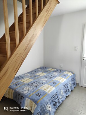 2 makuuhuonetta, silitysrauta/-lauta, vauvan matkasänky