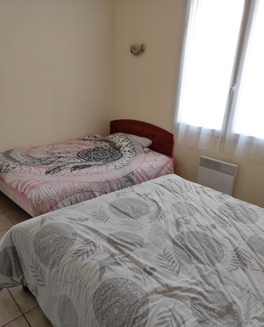 2 chambres, fer et planche à repasser, lit parapluie