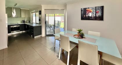 Lux in Bundy! - Wifi, A/C, Netflix/Disney+. You home away from home!