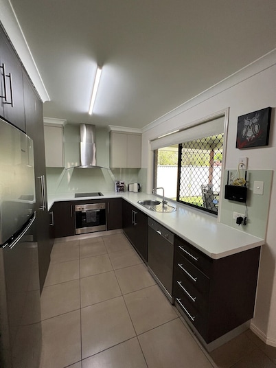 Lux in Bundy! - Wifi, A/C, Netflix/Disney+. You home away from home!