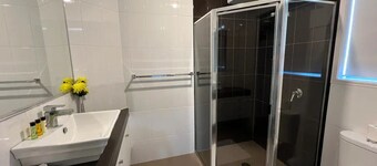 Lux in Bundy! - Wifi, A/C, Netflix/Disney+. You home away from home!