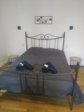 2 slaapkamers, een strijkplank/strijkijzer, reisbedje, gratis wifi