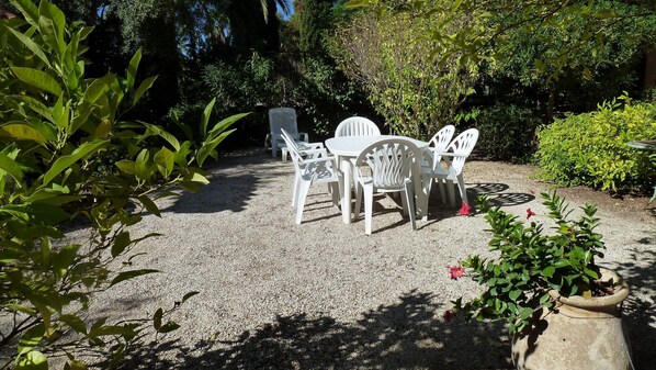 Outdoor dining - CHARMING SINGLE-STOREY VILLA IN WOODED GROUNDS 4 BEDROOMS (Carqueiranne)