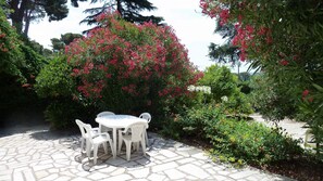 Outdoor dining - CHARMING SINGLE-STOREY VILLA IN WOODED GROUNDS 4 BEDROOMS (Carqueiranne)