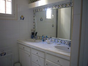 Shower, toilet paper - CHARMING SINGLE-STOREY VILLA IN WOODED GROUNDS 4 BEDROOMS (Carqueiranne)