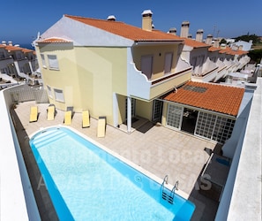 A two-story house with a swimming pool, a terrace with sun loungers, and a view of the sea. - Villa BelaVista by ACasaDasCasas (Ericeira)