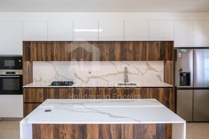 Fridge, microwave, oven, dishwasher - Villa BelaVista by ACasaDasCasas (Ericeira)