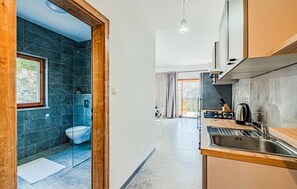 Kühlschrank, Ofen, Herdplatte, Wasserkocher mit Kaffee-/Teezubehör