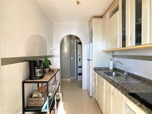 Jääkaappi, mikroaaltouuni, uuni, kahvin-/teenkeitin