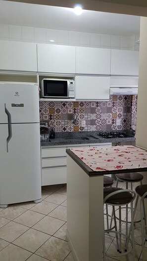 Een koelkast, een microgolfoven, een oven, een kookplaat