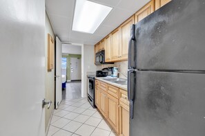 Signature Daire, 1 Yatak Odası, Balkon, Okyanus Manzaralı | Banyo | Ücretsiz banyo/kozmetik ürünleri, saç kurutma makinesi, havlu, sabun