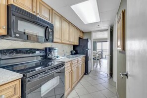 Condo Prestige, 1 chambre, balcon, vue sur l’océan | Cuisine privée | Réfrigérateur, four à micro-ondes, un four, surface de cuisson