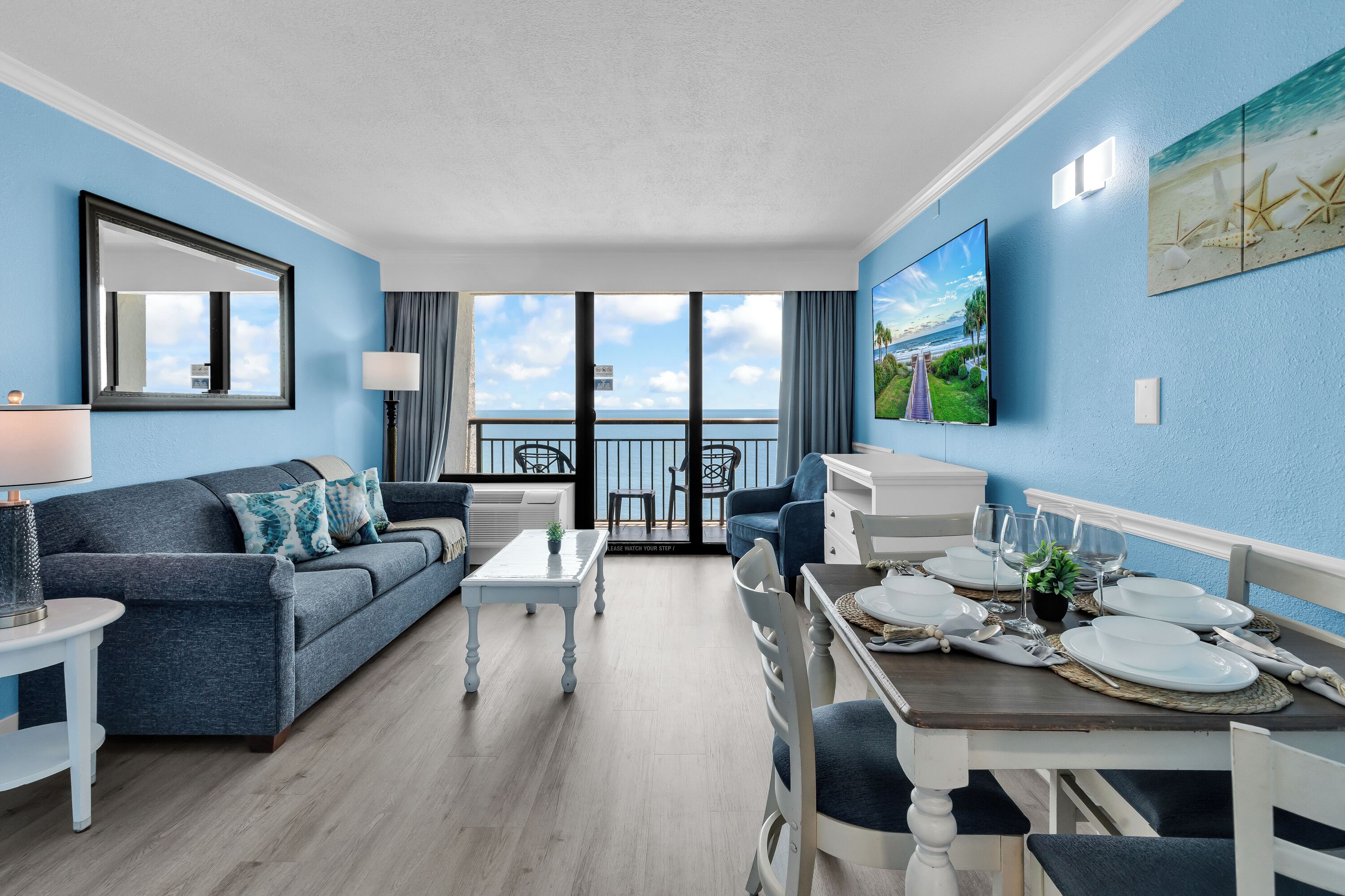 Kondominium Keluarga, 1 kamar tidur, balkon, pemandangan pantai | Ruang keluarga | Smart TV 42-inci dengan saluran TV digital dan TV