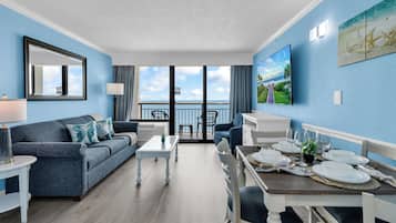 Kondominium Keluarga, 1 kamar tidur, balkon, pemandangan pantai | Ruang keluarga | Smart TV 42-inci dengan saluran TV digital dan TV