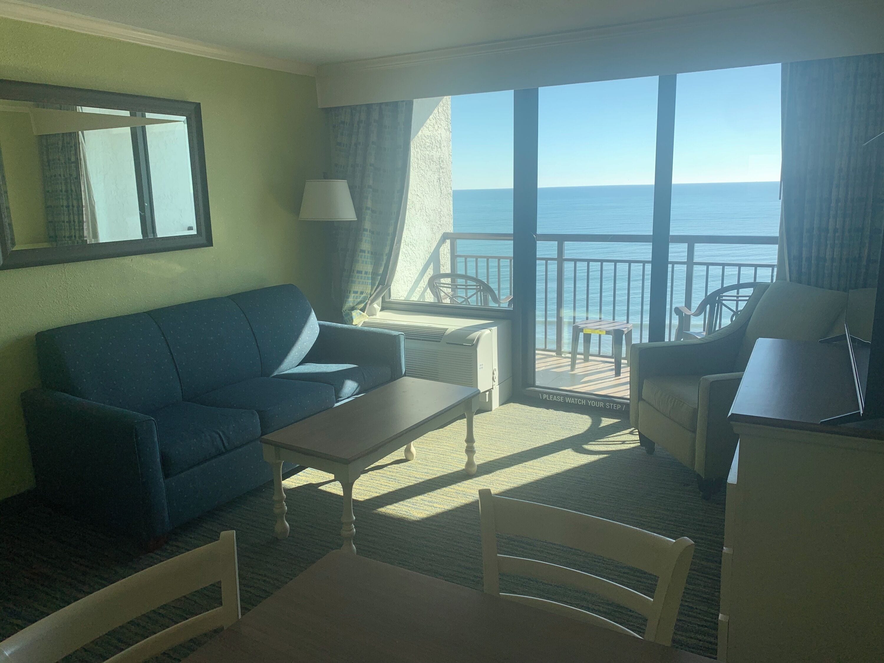 เอ็กซ์คลูซีฟคอนโด, 1 ห้องนอน, ระเบียง, วิวชายหาด | ห้องนั่งเล่น | สมาร์ททีวี 42 นิ้ว พร้อมช่องดิจิตอล, ทีวี