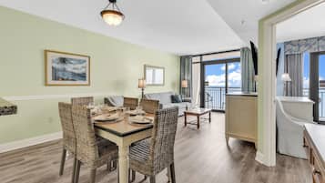 Condo exclusif, 2 chambres, balcon, vue sur l’océan | Repas dans la chambre