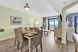 Condo exclusivo, 2 quartos, sacada, vista para o oceano | Opções para refeição no quarto